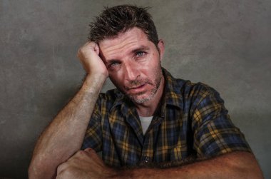 dramatik portre depresyon sorunu ve anksiyete krizi gri arka plan üzerinde izole acı umutsuz endişeli ve bunalmış duygu üzgün ve depresyonda delikanlı ağlama
