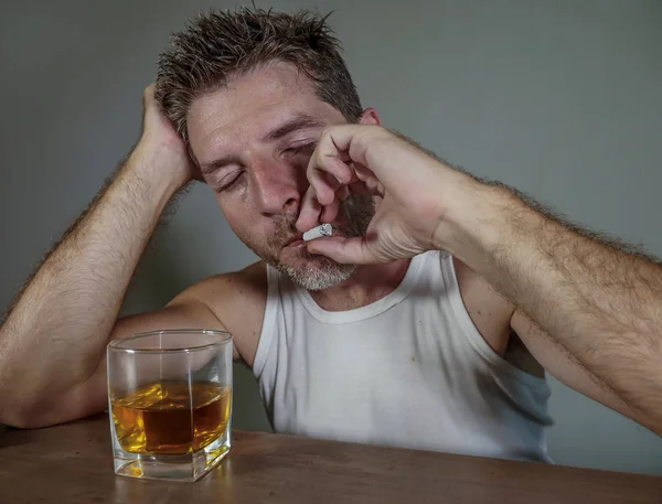 Jeune Homme Toxicomane Désordonné Gaspillé Fumant Cigarette Ayant Une Boisson — Photo