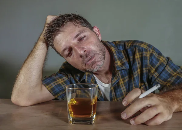 Karışıklık Israf Genç Adam Alkollü Içki Viski Cam Sağlıksız Alışkanlık — Stok fotoğraf