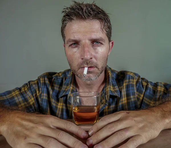 Молодой Грязный Потерянный Наркоман Курит Сигарету Выпивая Алкогольный Напиток Глядя — стоковое фото
