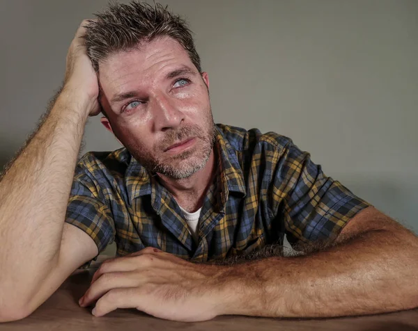 Retrato Dramático Jovem Triste Deprimido Homem Sentindo Ansioso Sobrecarregado Chorando — Fotografia de Stock