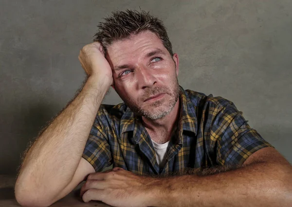 絶望的な灰色の背景上に分離されてうつ病の問題や不安の危機に苦しんで泣いて不安と圧倒される若い男が悲しい 落ち込んだ感じの劇的な肖像 — ストック写真