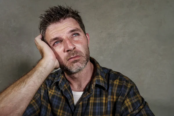 Dramático Retrato Hombre Joven Triste Deprimido Sintiéndose Ansioso Abrumado Llorando — Foto de Stock