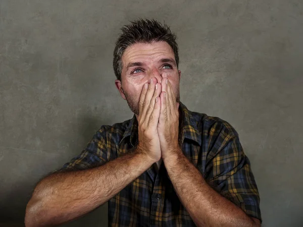 Retrato Dramático Jovem Triste Deprimido Homem Sentindo Ansioso Sobrecarregado Chorando — Fotografia de Stock