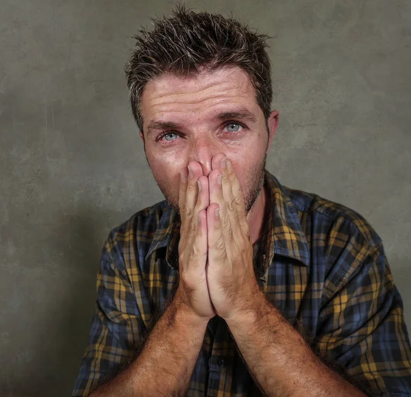Retrato Dramático Jovem Triste Deprimido Homem Sentindo Ansioso Sobrecarregado Chorando — Fotografia de Stock