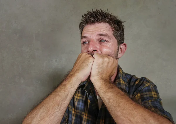 Retrato Dramático Jovem Triste Deprimido Homem Sentindo Ansioso Sobrecarregado Chorando — Fotografia de Stock