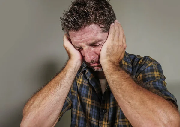 dramatik portre depresyon sorunu ve anksiyete krizi gri arka plan üzerinde izole acı umutsuz endişeli ve bunalmış duygu üzgün ve depresyonda delikanlı ağlama