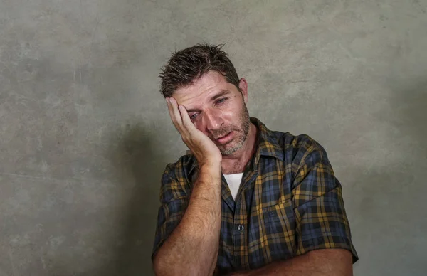 Retrato Dramático Jovem Triste Deprimido Homem Sentindo Ansioso Sobrecarregado Chorando — Fotografia de Stock