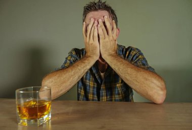 Genç dağınık depresif alkollü adam yüz duygu günaha, alkol bağımlılığı ve alkolizm sorunu kapsayan bir içki izole portresi