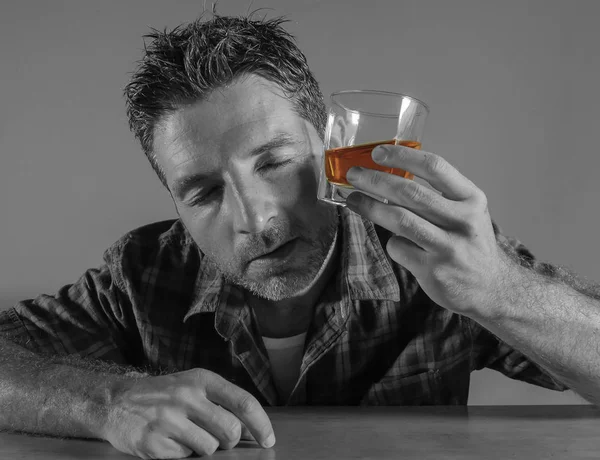 Retrato Aislado Blanco Negro Joven Borracho Desordenado Deprimido Alcohólico Que — Foto de Stock