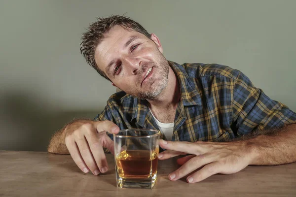 Νέοι Μεθυσμένος Και Νευριάσει Αλκοολούχα Άνθρωπος Σπατάλησε Πίνοντας Ουίσκι Γυαλί — Φωτογραφία Αρχείου
