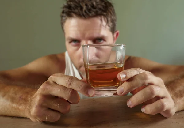 Ritratto Isolato Giovane Uomo Alcolizzato Depresso Disordinato Che Beve Guardando — Foto Stock