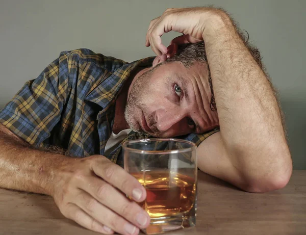 Retrato Isolado Jovem Deprimido Alcoólatra Tomando Uma Bebida Olhando Para — Fotografia de Stock