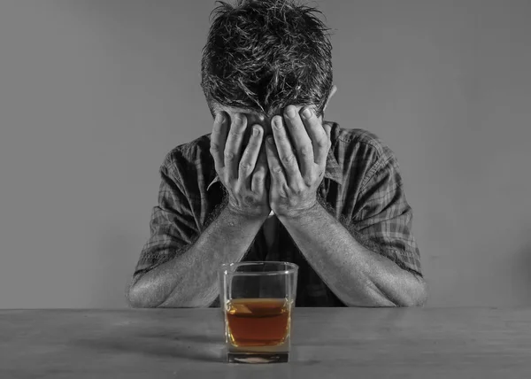 Απομονωμένη Ασπρόμαυρο Πορτρέτο Ακατάστατο Κατάθλιψη Αλκοολούχα Νεαρού Έχοντας Ένα Ποτό — Φωτογραφία Αρχείου