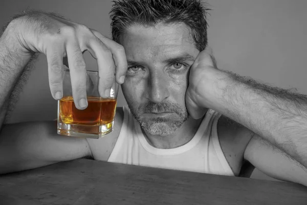 Genç Dağınık Depresif Alkollü Adam Viski Cam Duygu Günaha Alkol — Stok fotoğraf