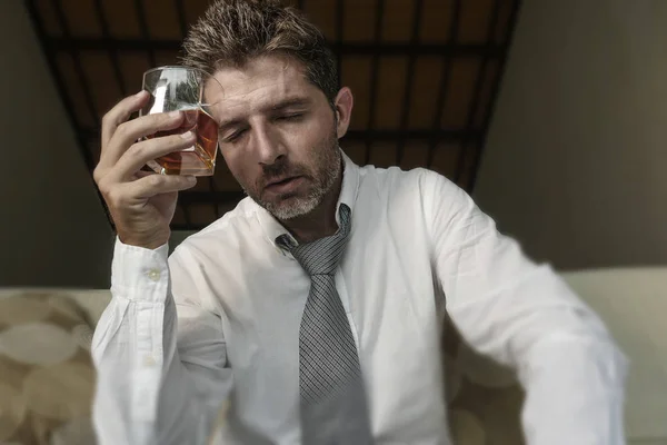Młody Atrakcyjny Smutny Zdesperowany Pijany Addict Biznesmen Domu Sofa Kanapa — Zdjęcie stockowe