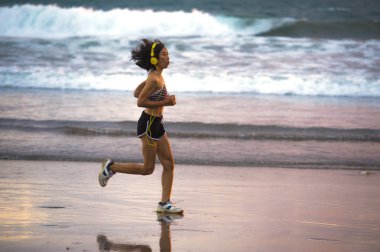 uyum ve atletik Asyalı Çinli sportif kadın fitness sağlıklı yaşam tarzı ve yaz açık havada etkinlik kavramı Sunset'teki koşu egzersiz yapıyor güzel plaj üzerinde çalışan
