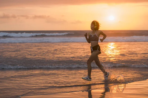 Силуэт Спортивной Азиатской Спортсменки Бегающей Красивому Пляжу Занимающейся Бегом Трусцой — стоковое фото