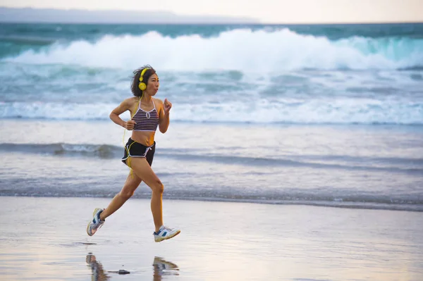 Fit Und Athletisch Asiatisch Chinesische Sportliche Frau Läuft Schönen Strand — Stockfoto