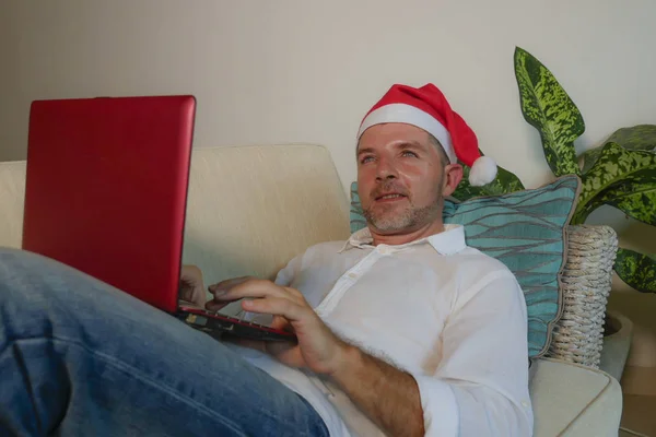 Mutlu Çekici Genç Adam Santa Klaus Şapkalı Sunar Online Noel — Stok fotoğraf