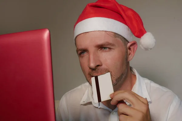Mutlu Çekici Genç Adam Santa Klaus Şapkalı Sunar Online Noel — Stok fotoğraf