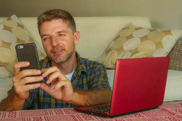 Cep Telefonu Kullaranarak Dizüstü Bilgisayarda Çalışarak Kanepe Koltuk Rahat Mutlu — Stok fotoğraf