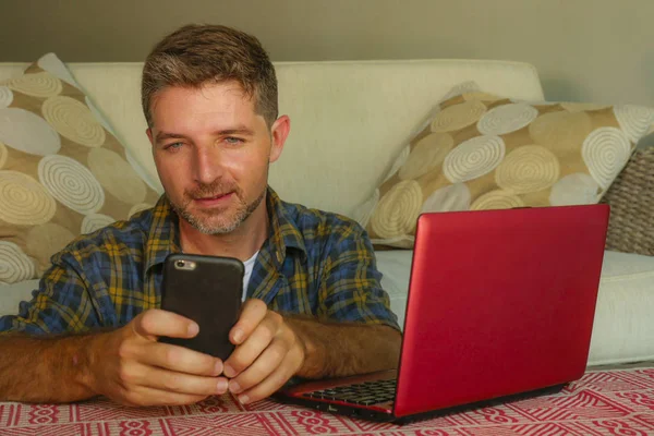 Estilo Vida Casa Retrato Jovem Feliz Atraente Homem Casa Sofá — Fotografia de Stock