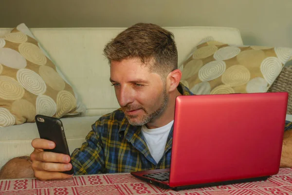 Estilo Vida Retrato Casa Joven Hombre Feliz Atractivo Sofá Casa —  Fotos de Stock