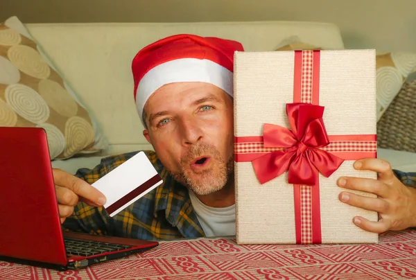 Giovane Uomo Bello Attraente Felice Babbo Natale Cappello Casa Divano — Foto Stock