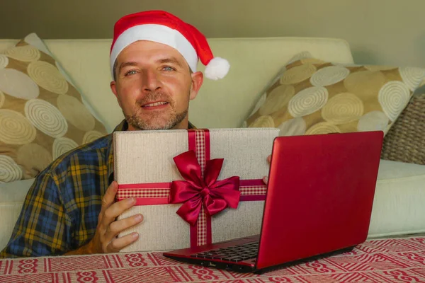 Giovane Uomo Bello Attraente Felice Babbo Natale Cappello Casa Shopping — Foto Stock