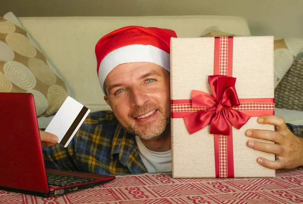 Giovane Uomo Bello Attraente Felice Babbo Natale Cappello Casa Divano — Foto Stock