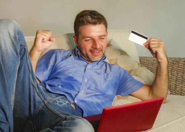 Giovane Uomo Attraente Felice Rilassato Casa Divano Divano Utilizzando Carta — Foto Stock