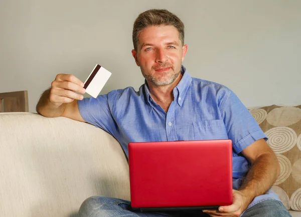 Giovane Uomo Attraente Felice Rilassato Casa Divano Divano Utilizzando Carta — Foto Stock