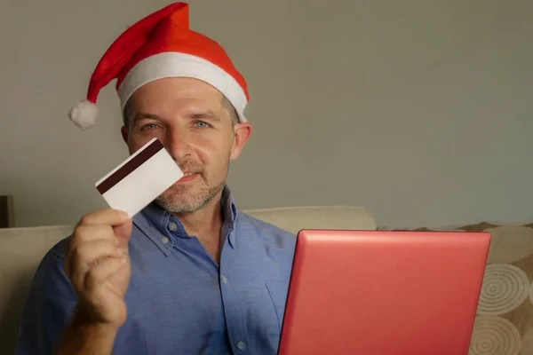 Giovane Uomo Attraente Felice Santa Klaus Cappello Natale Utilizzando Computer — Foto Stock