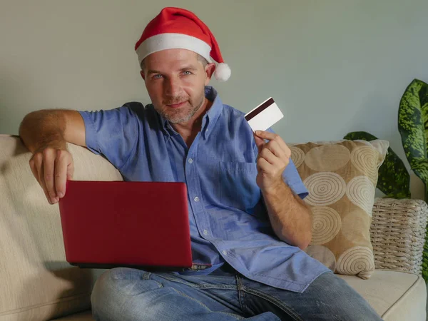 Giovane Uomo Attraente Felice Santa Klaus Cappello Natale Utilizzando Computer — Foto Stock