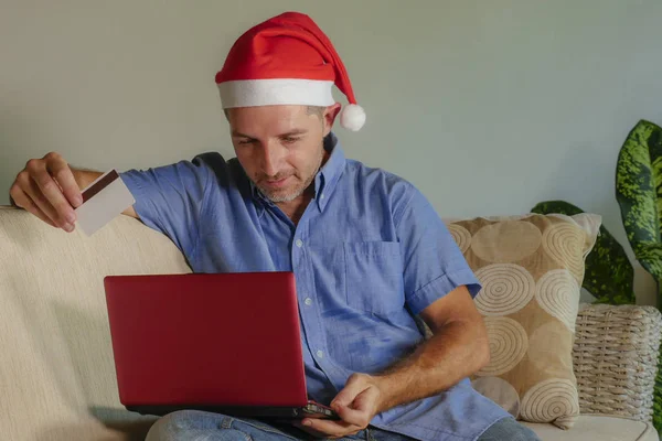 Giovane Uomo Attraente Felice Santa Klaus Cappello Natale Utilizzando Computer — Foto Stock