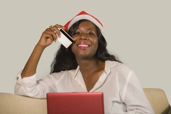 Giovane Donna Afroamericana Felice Attraente Nero Cappello Babbo Natale Possesso — Foto Stock