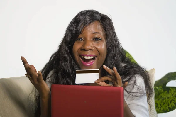 Joven Feliz Atractivo Negro Afroamericano Mujer Usando Tarjeta Crédito Ordenador —  Fotos de Stock