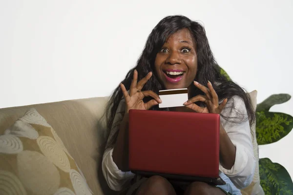 Joven Feliz Atractivo Negro Afroamericano Mujer Usando Tarjeta Crédito Ordenador — Foto de Stock