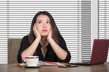 Kurumsal Şirket ofis bilgisayar masası duygu depresif ve iş yaşam tarzı ve iş sorunu içinde bunalmış, çalışan genç çekici üzgün ve stresli Asya Kore kadın portresi