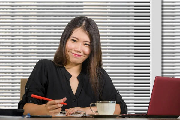 女性実業家の成功と会社の仕事の概念で現代のオフィスのコンピューターのデスクで自信を持って働く若い美しく 成功したアジア韓国ビジネス女性 — ストック写真
