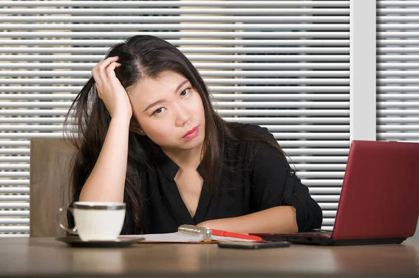 Retrato Corporativo Jovem Atraente Triste Estressado Asiático Chinês Mulher Trabalhando — Fotografia de Stock