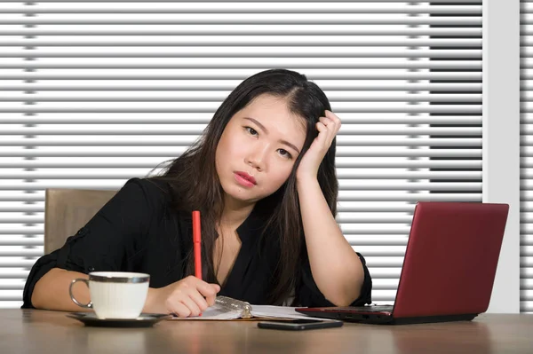 Retrato Corporativo Jovem Atraente Triste Estressado Asiático Chinês Mulher Trabalhando — Fotografia de Stock