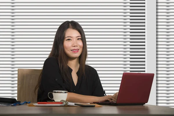 Unga Vackra Och Framgångsrika Asiatiska Kinesiska Företag Kvinna Som Arbetar — Stockfoto