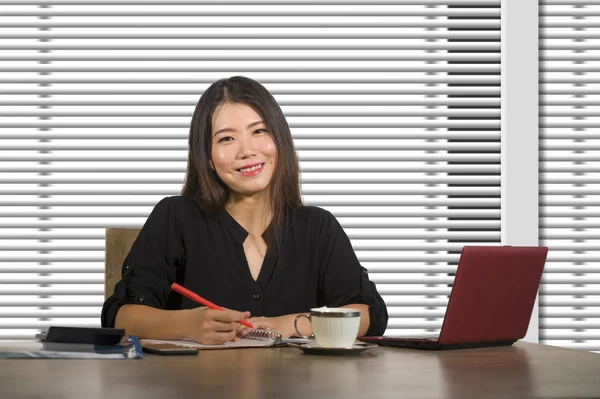 女性実業家の成功と会社の仕事の概念で現代のオフィスのコンピューターのデスクで自信を持って働く若い美しく 成功したアジア中国ビジネス女性 — ストック写真