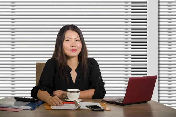 Jonge Mooie Succesvolle Aziatische Koreaanse Zakenvrouw Werken Zeker Bij Moderne — Stockfoto