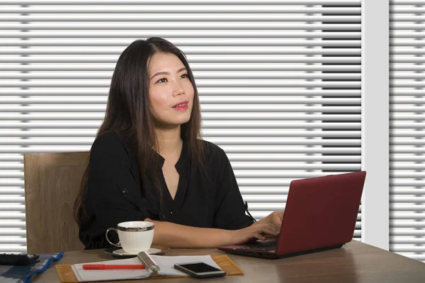 Unga Vackra Och Framgångsrika Asiatiska Koreanska Företag Kvinna Som Arbetar — Stockfoto