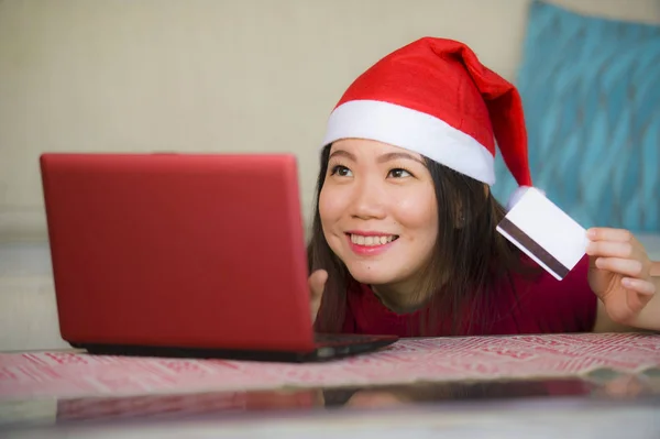 Giovane Bella Felice Asiatica Donna Cinese Natale Cappello Babbo Natale — Foto Stock