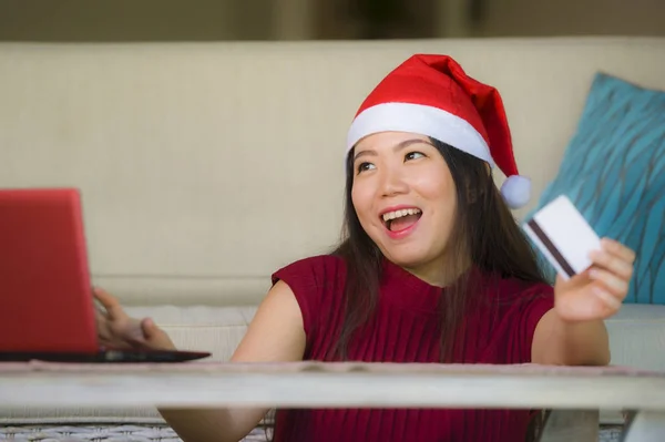 Genç Güzel Mutlu Asyalı Çinli Kadın Noel Noel Baba Şapkalı — Stok fotoğraf