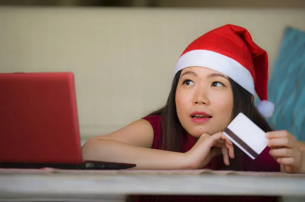 Genç Güzel Mutlu Asyalı Çinli Kadın Noel Noel Baba Şapkalı — Stok fotoğraf